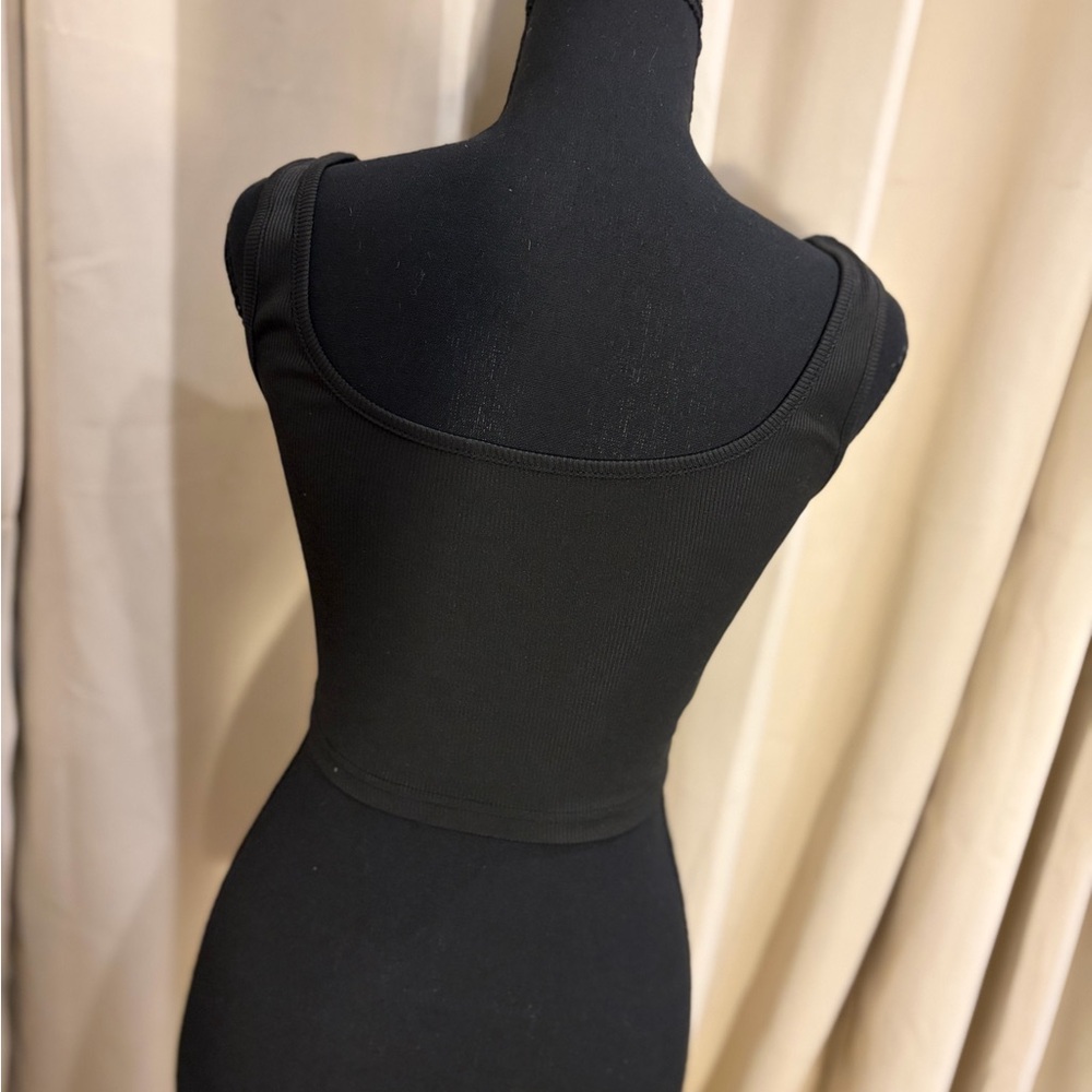 Stylish Black Ribbed Tank Top - Picture 2 of 3